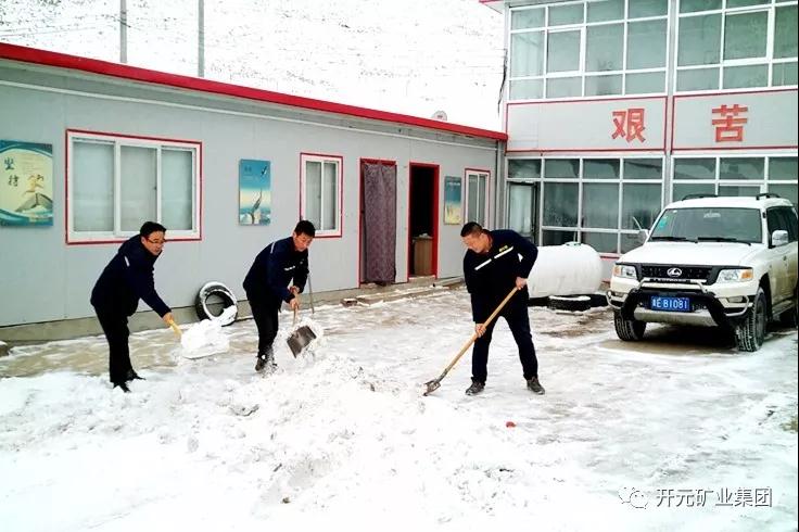 人間四月芳菲盡，山中春雪還復來(lái)