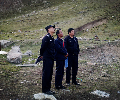 興?？h公安局治安大隊到銅鑫公司例行安全專(zhuān)項檢查