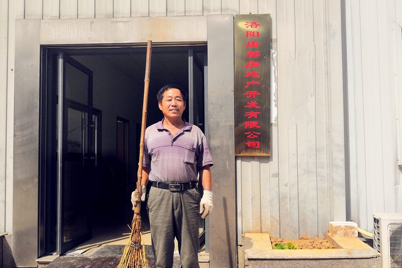 用汗水梳洗著(zhù)園區的容貌