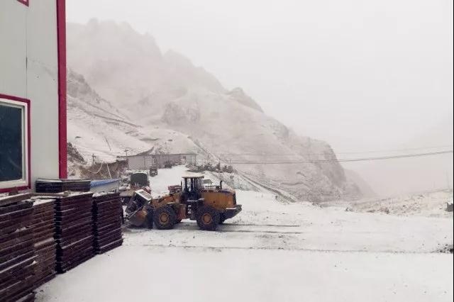 人間四月芳菲盡，山中春雪還復來(lái)