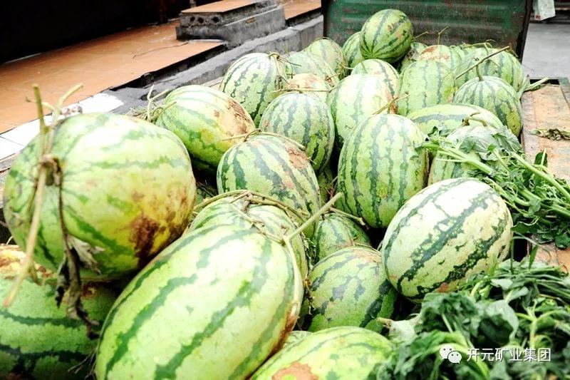 買(mǎi)下一整車(chē)西瓜，讓瓜農早點(diǎn)回家